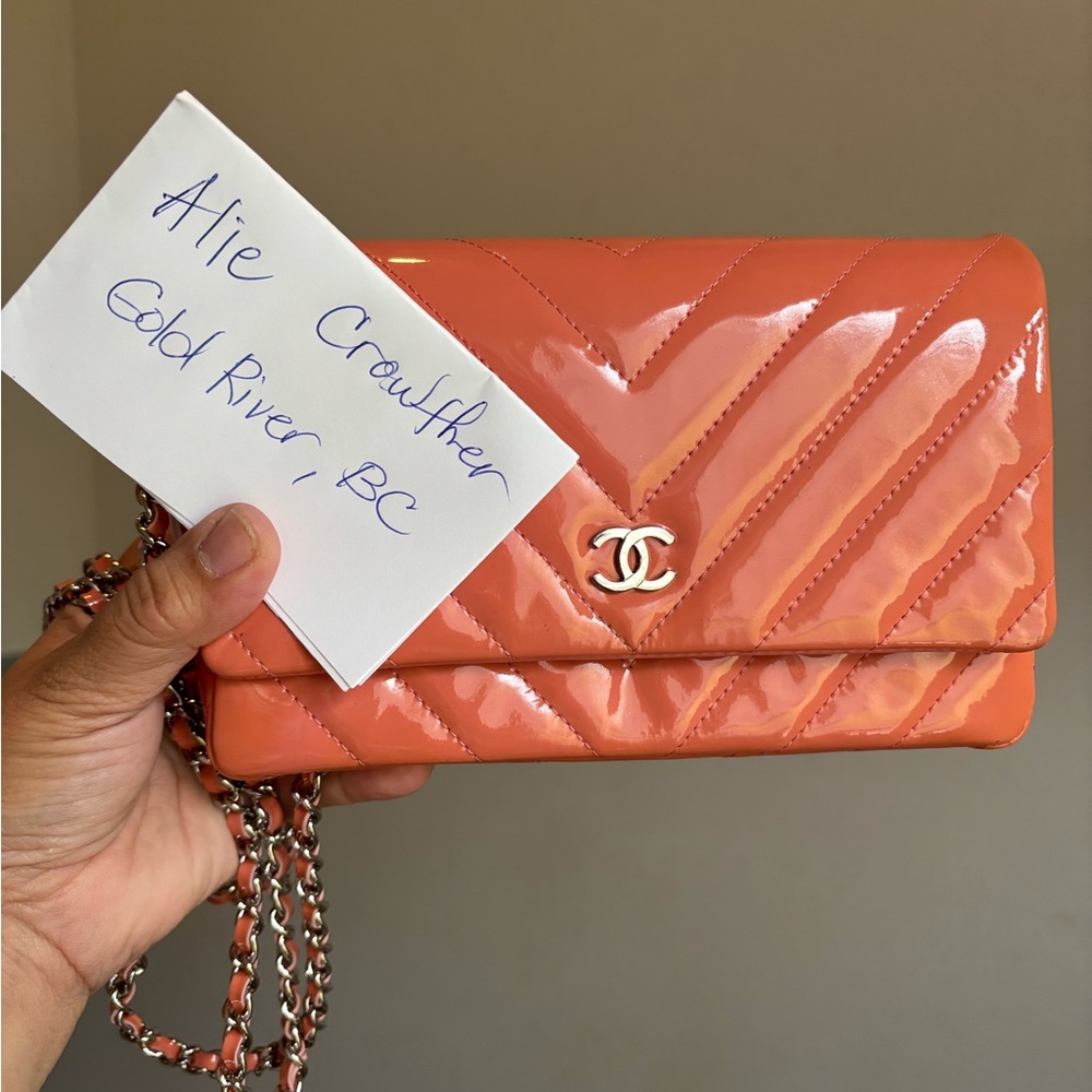 Sold on IG

CHANEL Coral Quilted Clutch